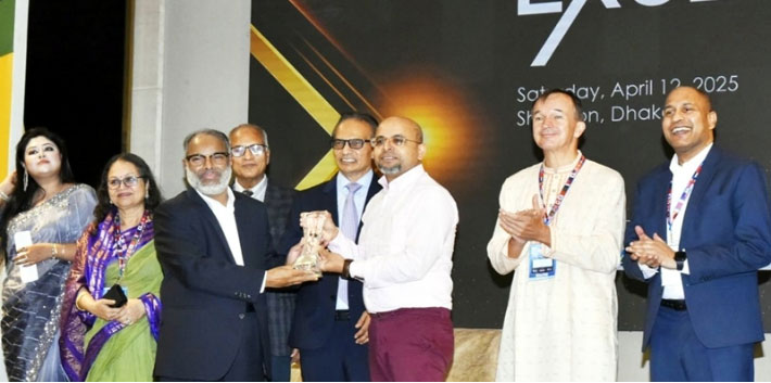 অর্থকণ্ঠ বিজনেস এক্সিলেন্স অ্যাওয়ার্ড পেলেন বি এম ইউসুফ আলী
