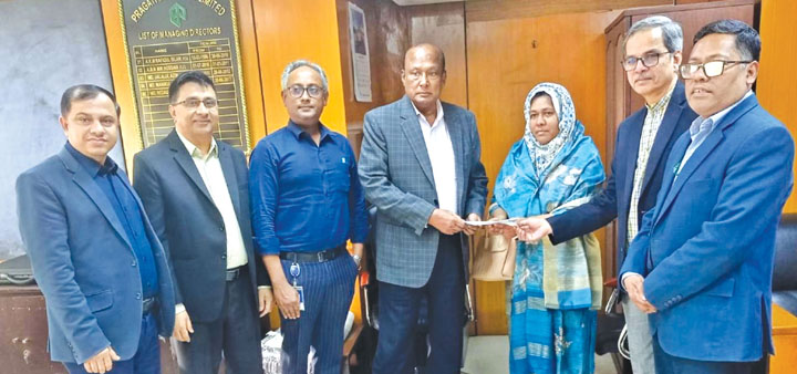 প্রগতি ইন্স্যুরেন্সের মোটর বীমার ১৮ লক্ষ টাকার চেক হস্তান্তর