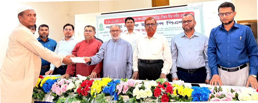 পপুলার লাইফের নড়াইল অঞ্চলের বীমা গ্রাহকের বীমা দাবীর  ৩ কোটি ১৩ লক্ষ টাকার চেক হস্তান্তর